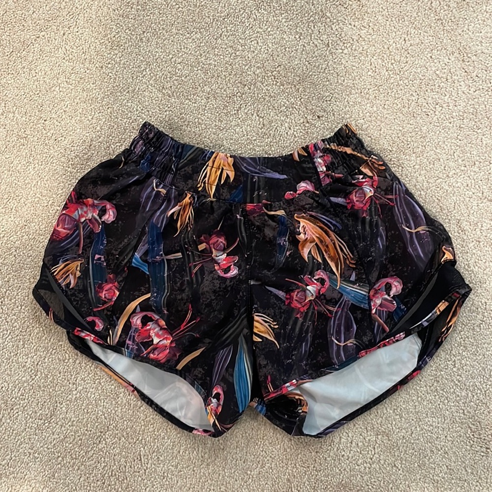 lululemon hotty hot low rise 4” shorts